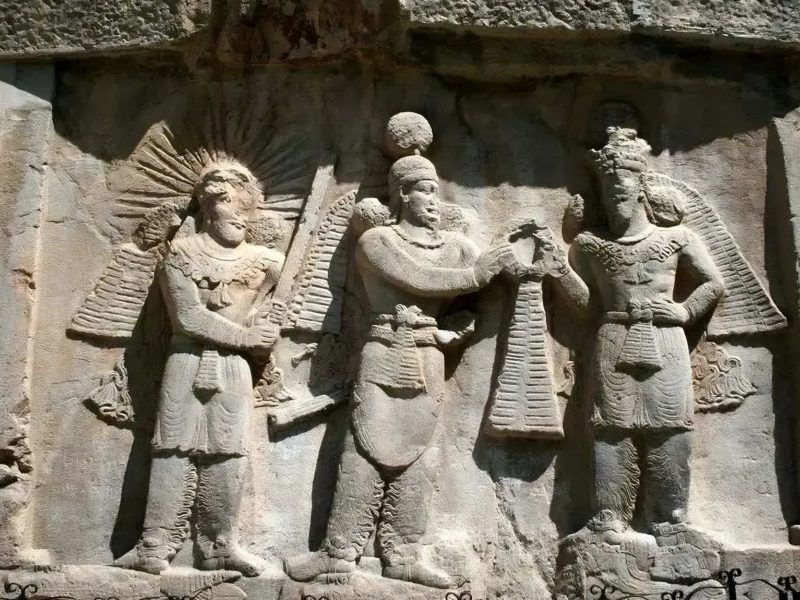 خطر بیخ گوش نقش برجسته ساسانی